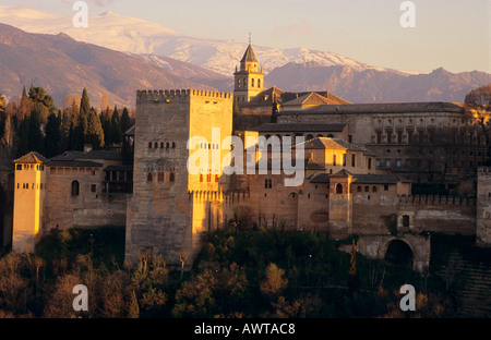 La Alhambra Grenade Espagne avec de la neige dans la Sierra Nevada Banque D'Images