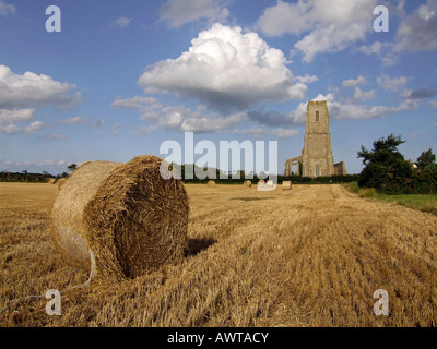 Sous caution de foin dans le champ à côté de l'église St Andrews Covehithe, Suffolk, Angleterre, Royaume-Uni. Banque D'Images