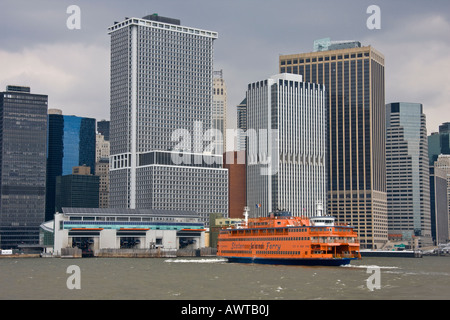 Staten Island Ferry dock approchant dans Lower Manhattan, New York City Banque D'Images