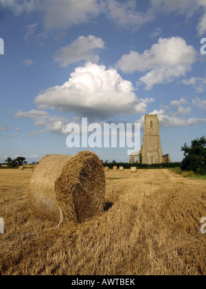 Sous caution de foin dans le champ à côté de l'église St Andrews Covehithe, Suffolk, Angleterre, Royaume-Uni. Banque D'Images