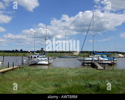 Bateaux amarrés dans le port sur la rivière Blythe entre Southwold et Walberswick, Suffolk, Angleterre, Royaume-Uni. Banque D'Images