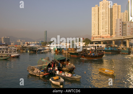 Dh Typhoon Shelter Causeway Bay Hong Kong Junk bateaux maison ci-dessous corridor oriental et bâtiments gratte-ciel port hk Banque D'Images