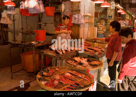 dh Fishmonger marché humide SHAM SHUI PO HONG KONG ASIA Display vendeurs clients acheteur client chine personnes rue chinois magasins de poissons Banque D'Images