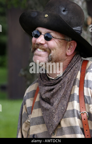 Un cowboy debout avec un sourire sur son visage Banque D'Images