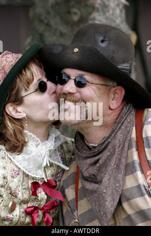 Un cowboy et dame partager un moment spécial au cours d'une reconstitution de l'ouest Banque D'Images