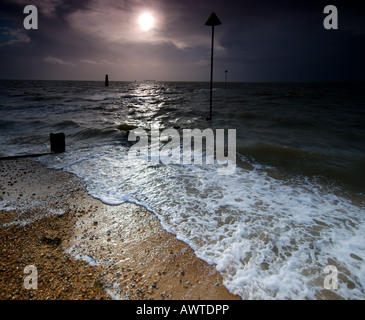 Plage Chalkwell Southend - marée montante à Chalkwell Beach à Southend, Essex. Banque D'Images