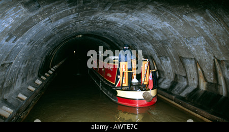 Crédit photo DOUG BLANE Simon Green suivi d'un grand classique à l'intérieur de Blisworth tunnel sur le Canal Grand Union Stoke Bruerne Banque D'Images