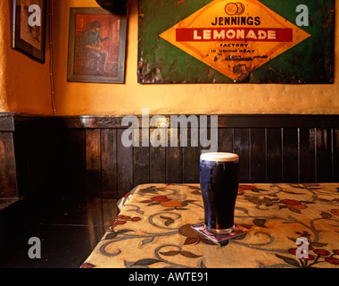 Pinte de Guinness dans un pub irlandais, Irlande Banque D'Images
