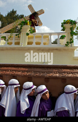 La précession de l'enfant rend s way autour d'Antigua Guatemala après avoir quitté l'église de La Merced dans le cadre d'activités de la semaine sainte Banque D'Images