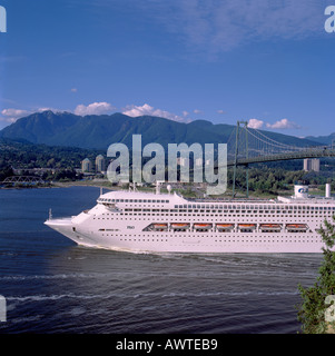 Bateau de croisière sous le pont Lions Gate de quitter la ville du port de Vancouver en Colombie-Britannique Le Canada à destination de l'Alaska États-Unis Banque D'Images