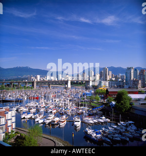 Marina à False Creek et les toits du centre-ville de Vancouver et les montagnes de la rive nord de la Colombie-Britannique Canada Banque D'Images