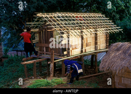 Les hommes Lahu noir bambou construction maison sur pilotis, le village, la tribu Lahu noir, noir hilltribe Lahu, province de Chiang Rai, Thaïlande, Asie Banque D'Images