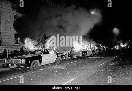 Une nuit blanche s'est tenue à l'émeute au sujet du verdict d'assassinat de Harvey Milk qui a brûlé les croiseurs de la police de San Francisco Banque D'Images