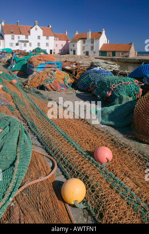 L'Gyles, Pittenweem, East Neuk de Fife, en Écosse, les filets de pêche le séchage sur le quai. Banque D'Images