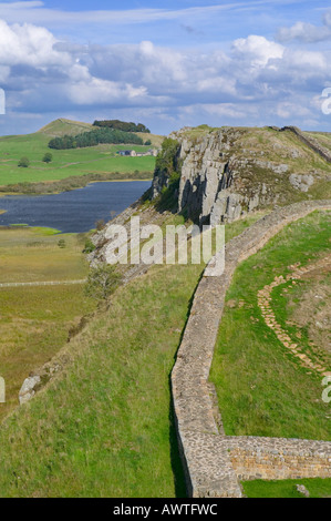 Mur d'Hadrien et Crag Lough, près d'une fois préparé, Northumberland, England Banque D'Images