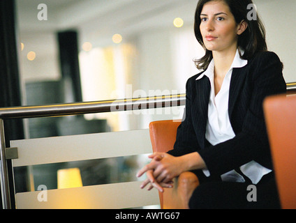 Businesswoman waiting in lobby area Banque D'Images