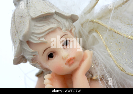 Une poupée FÉE EN PLASTIQUE CONTRE UN FOND BLANC BDB HORIZONTALE11550