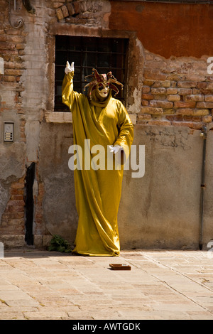 Un artiste de rue en costume de Commedia dell'arte à Venise, Italie. Banque D'Images