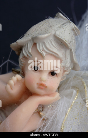 Une poupée FÉE EN PLASTIQUE CONTRE UN FOND NOIR BDB11549 VERTICALE