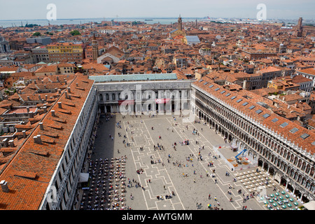 Une vue de Venise Italie depuis le haut du campanile de la Place St Marc. Banque D'Images