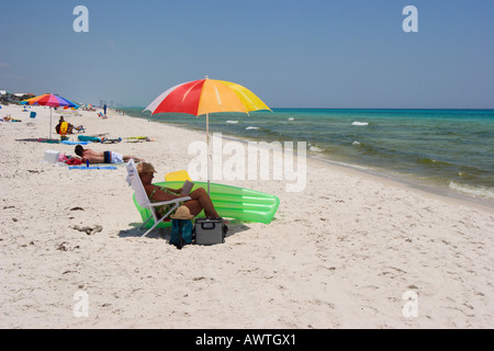 Soleil détente au soleil sous des parasols de plage à Panama City Beach Florida USA Banque D'Images