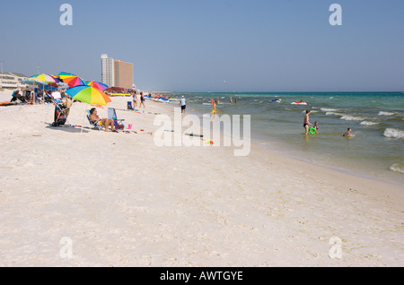 Soleil détente au soleil sous des parasols de plage à Panama City Beach Florida USA Banque D'Images