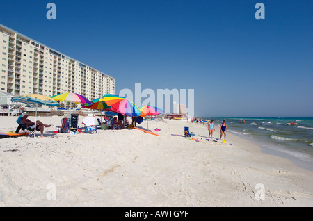 Soleil détente au soleil sous des parasols de plage à Panama City Beach Florida USA Banque D'Images