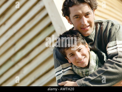 Père et fils dans des vêtements chauds, portrait Banque D'Images