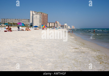 Soleil détente au soleil sous des parasols de plage à Panama City Beach Florida USA Banque D'Images