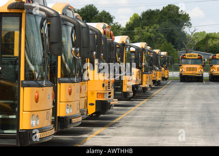 Une variété de différents types d'autobus scolaires remplir le lot en attente d'être expédié aux écoles Banque D'Images