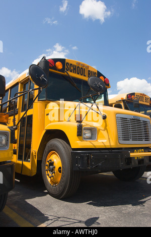 Une variété de différents types d'autobus scolaires remplir le lot en attente d'être expédié aux écoles Banque D'Images