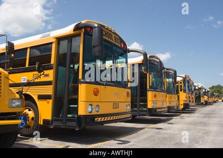 Une variété de différents types d'autobus scolaires remplir le lot en attente d'être expédié aux écoles Banque D'Images