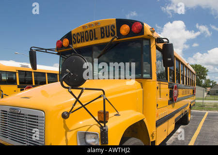 Une variété de différents types d'autobus scolaires remplir le lot en attente d'être expédié aux écoles Banque D'Images