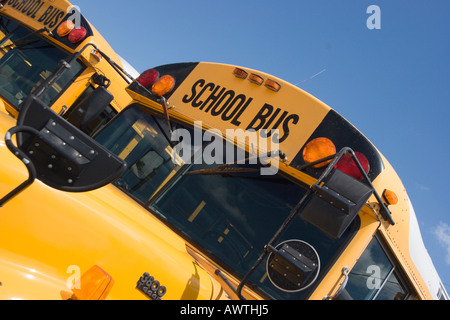 Une variété de différents types d'autobus scolaires remplir le lot en attente d'être expédié aux écoles Banque D'Images