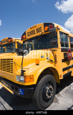 Une variété de différents types d'autobus scolaires remplir le lot en attente d'être expédié aux écoles Banque D'Images