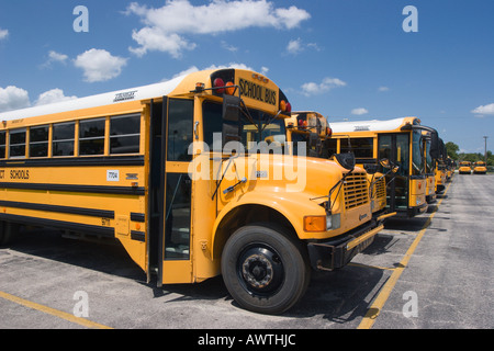 Une variété de différents types d'autobus scolaires remplir le lot en attente d'être expédié aux écoles Banque D'Images