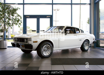 1976 Toyota Celica liftback coupé afficher dans electronics store Banque D'Images