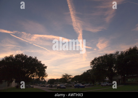 Jet rose sentiers dans ciel du soir Banque D'Images