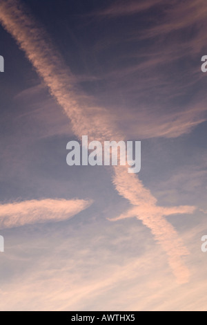 Jet rose sentiers dans ciel du soir Banque D'Images