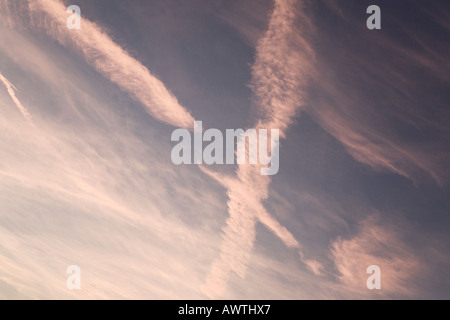 Jet rose sentiers dans ciel du soir Banque D'Images