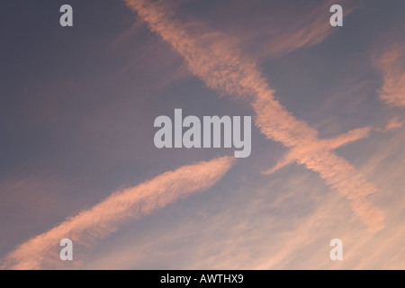 Jet rose sentiers dans ciel du soir Banque D'Images