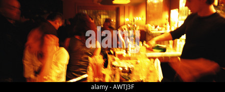 Barman service des gens au bar, blurred Banque D'Images