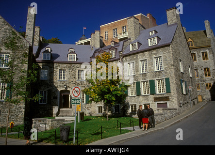 Les gens touristes guide voyages en groupe visiteurs Maison Chevalier Québec Province de Québec Canada Amérique du Nord Banque D'Images