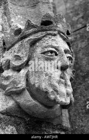 Détail de l'architecture d'un visage sculpté en pierre homme regardant dans la distance sur St James Church dans Devon Christow Banque D'Images