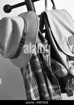 Chapeau, chemise, sac sur le porte-manteau, close-up Banque D'Images