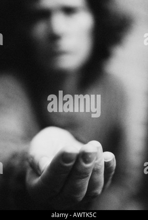 Woman holding hand out, brouillées, b&w Banque D'Images
