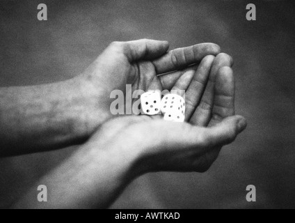 Hands holding dice, close-up, b&w Banque D'Images