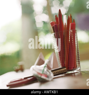 Tasse de crayons et marqueurs sur le tableau Banque D'Images