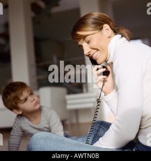 Fils à la mère jusqu'à l'on phone Banque D'Images