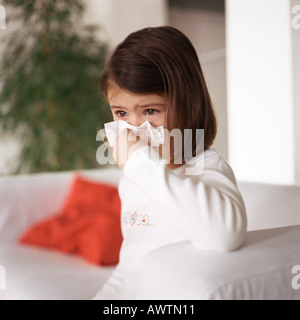 Young Girl blowing nose, taille, close-up Banque D'Images